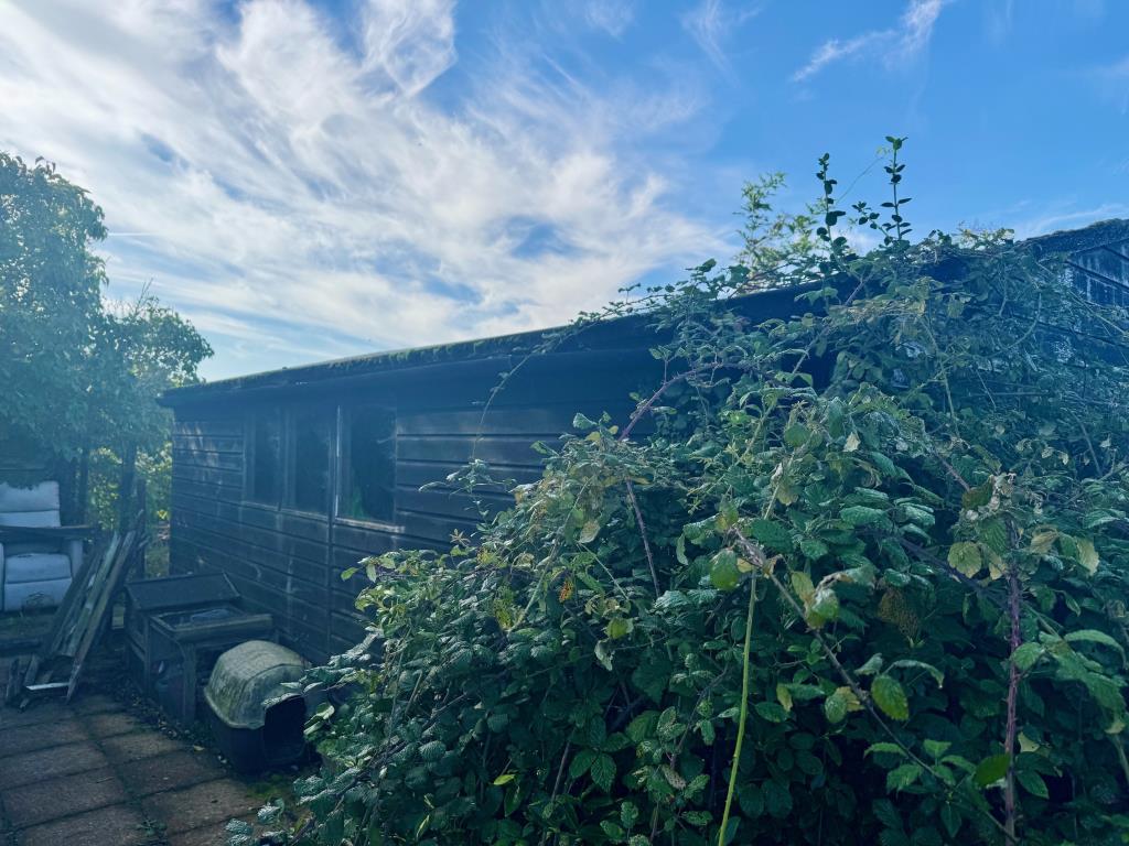 Lot: 134 - TWO-BEDROOM HOUSE IN POPULAR VILLAGE - Garage